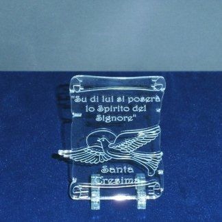 Targa in plexiglass a forma di pergamena con l'immagine di una colomba e  frasi per celebrare la santa cresima
