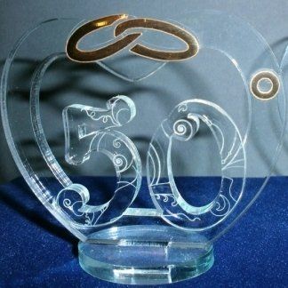 targa in plexiglass tagliata a forma di cuore con due fedi incrociate, per celebrare il cinquantesimo anniversario