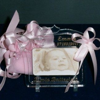 portafoto in plexiglass tagliato a forma rettangolare con fiocco, con la foto di una neonata