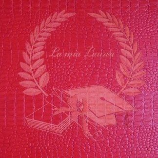 Copertina di una tesi di laurea in pelle rossa incisa con disegno e scritta