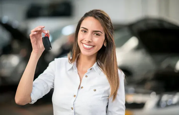 Una ragazza che ha appena noleggiato un'auto commerciale