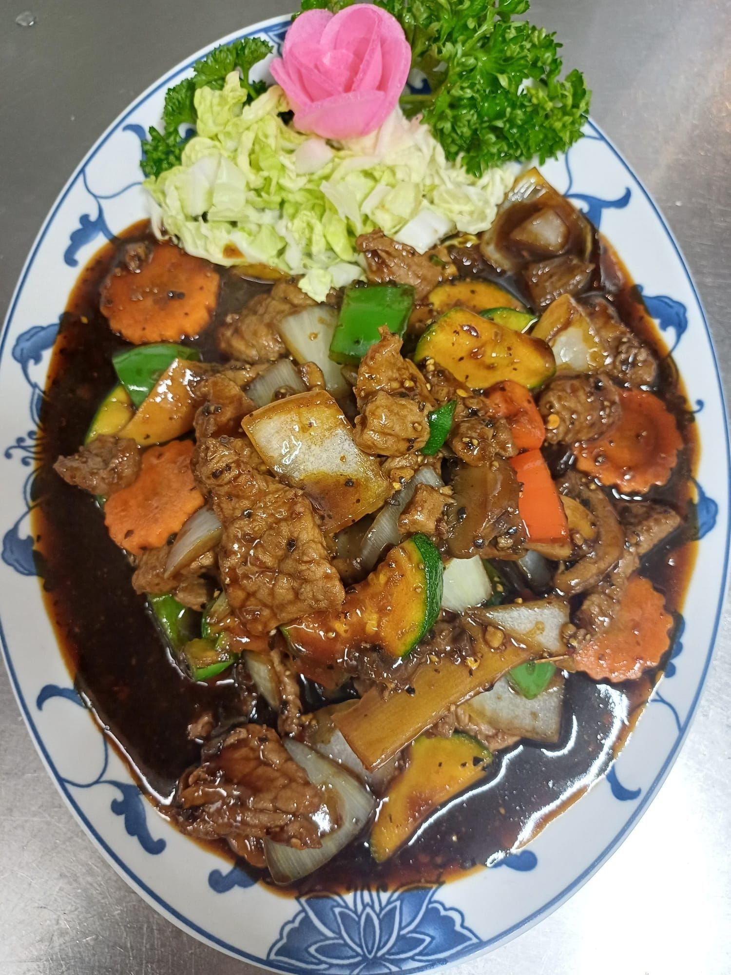 Eine Schüssel Suppe mit Fleisch und Nudeln auf einem Tisch.