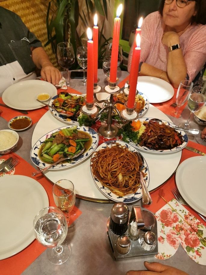 Ein Tisch mit Tellern voller Essen und Kerzen darauf