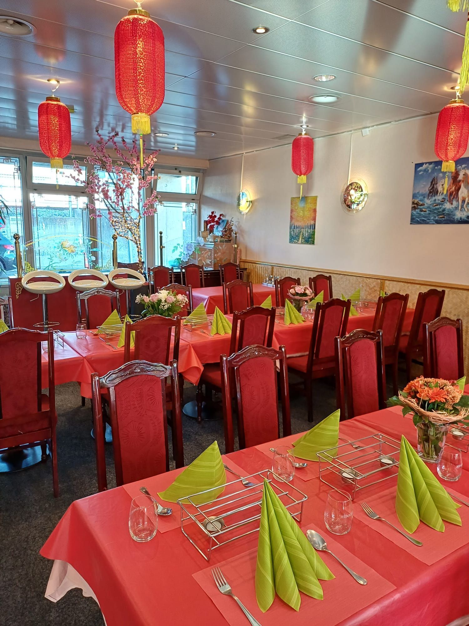 Ein Restaurant mit Tischen und Stühlen für eine Party