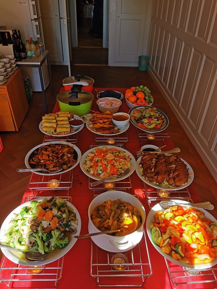 Ein Tisch mit Tellern und Schüsseln mit Essen darauf