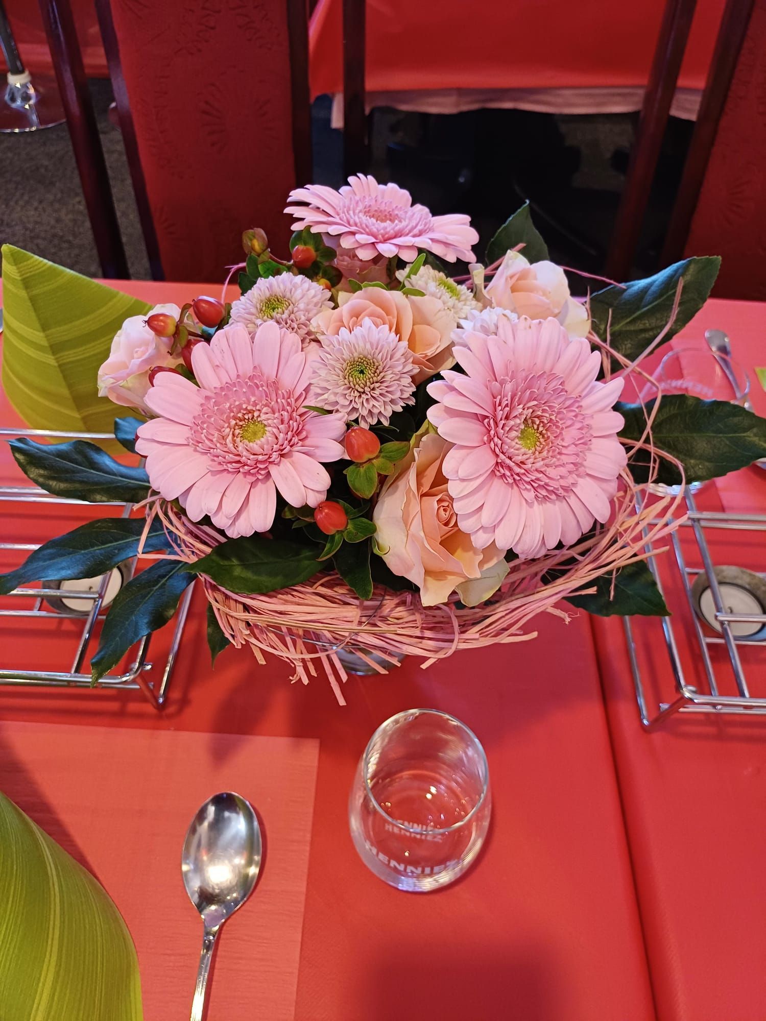 Ein Strauß rosa Blumen liegt auf einem Tisch