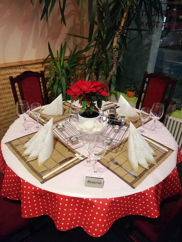 Ein runder Tisch mit einer rot-weiß gepunkteten Tischdecke