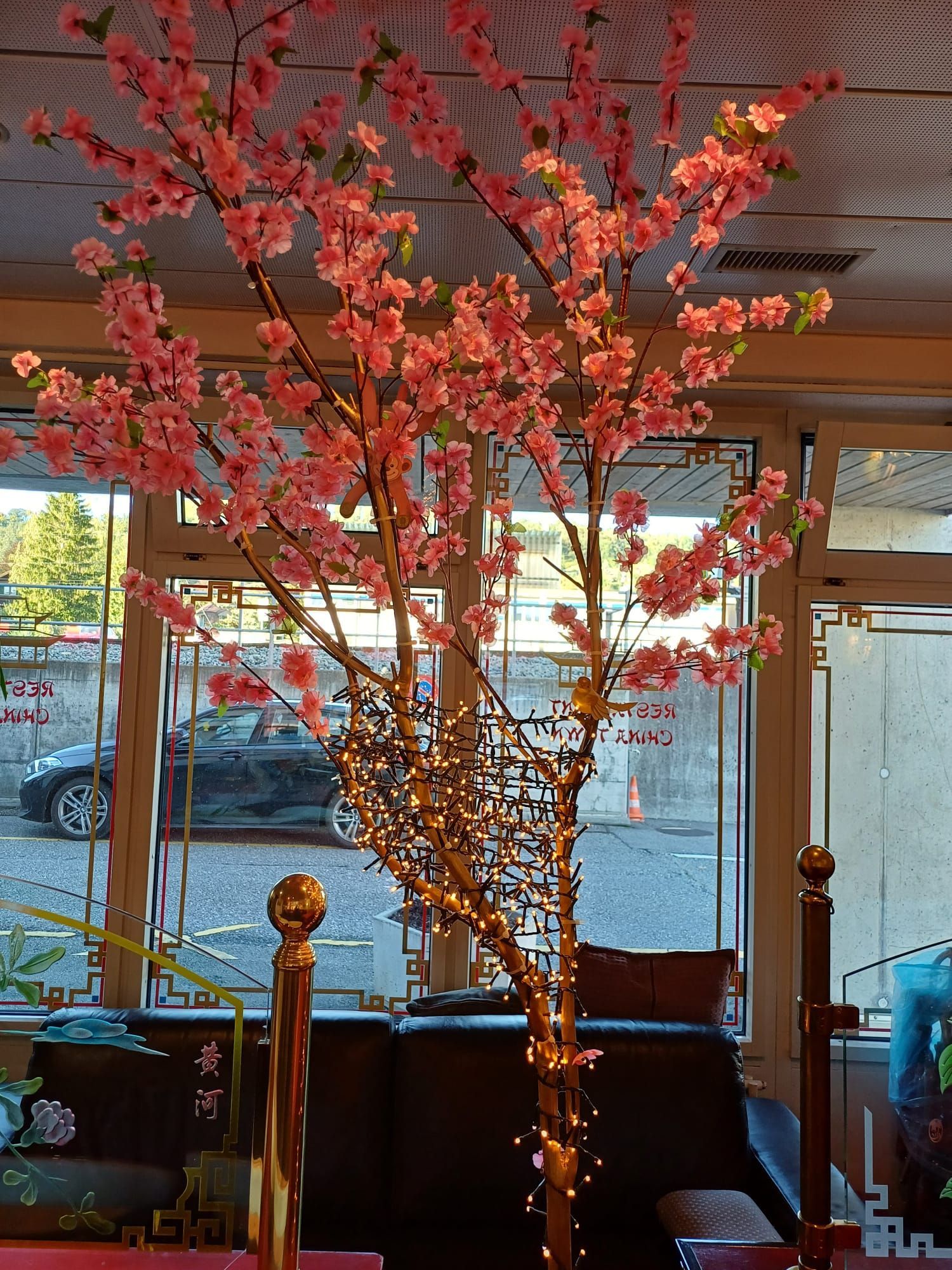 Ein Kirschblütenbaum in einer Vase in einem Wohnzimmer