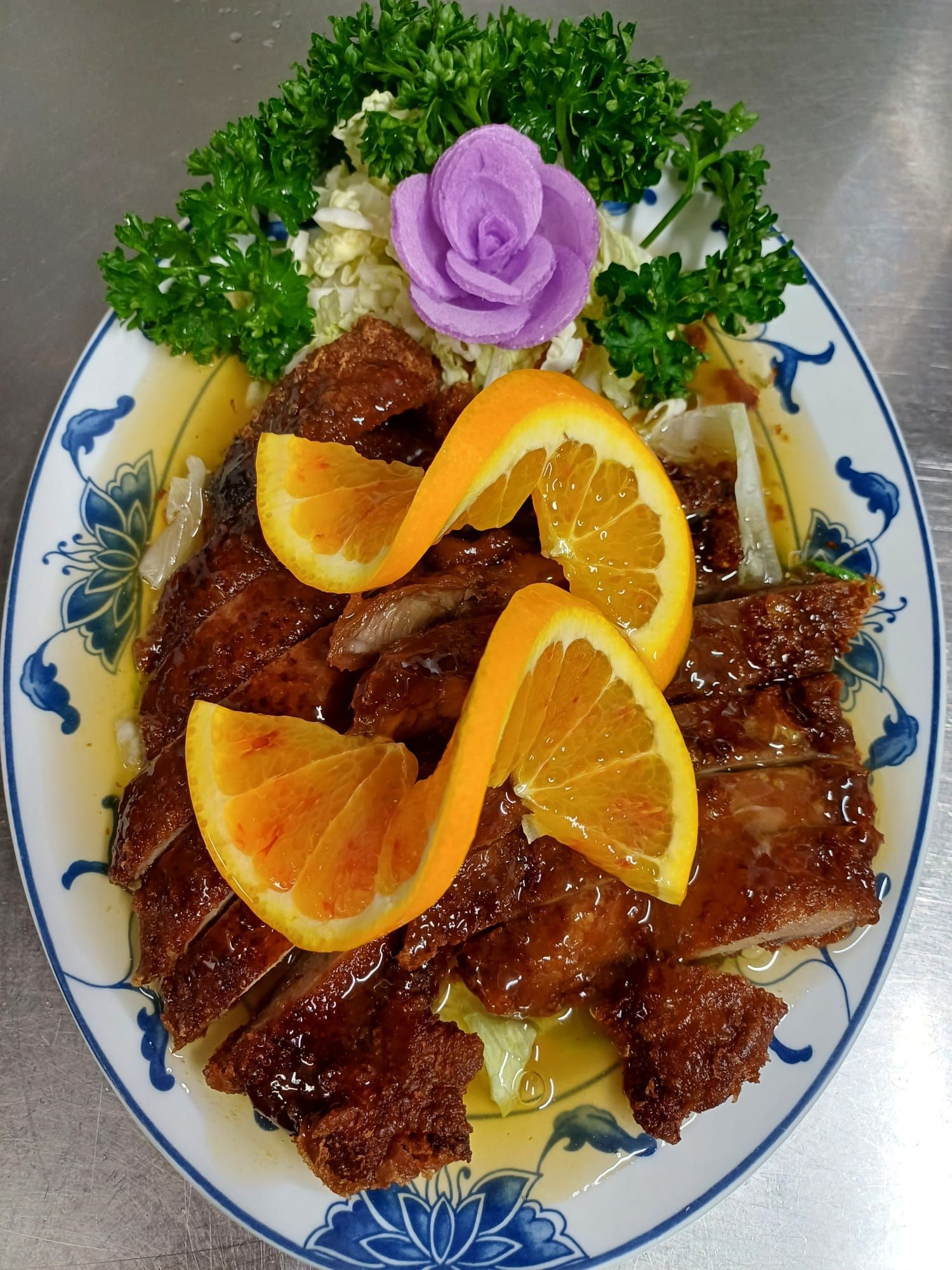 Eine Nahaufnahme eines Tellers mit Fleisch und Gemüse auf einem Tisch.