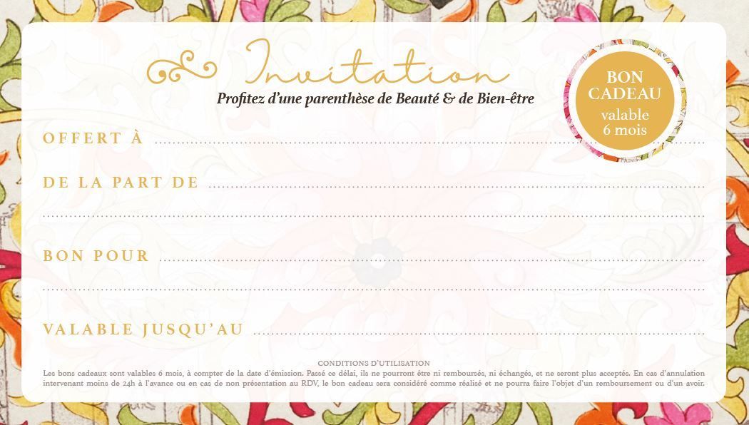Une carte d'invitation avec un motif floral dessus