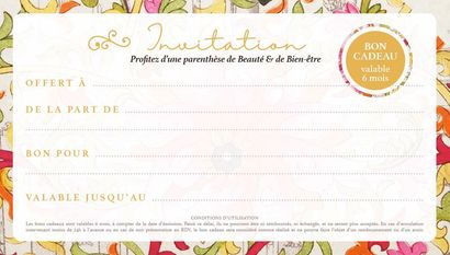 Une carte d'invitation avec un motif floral dessus