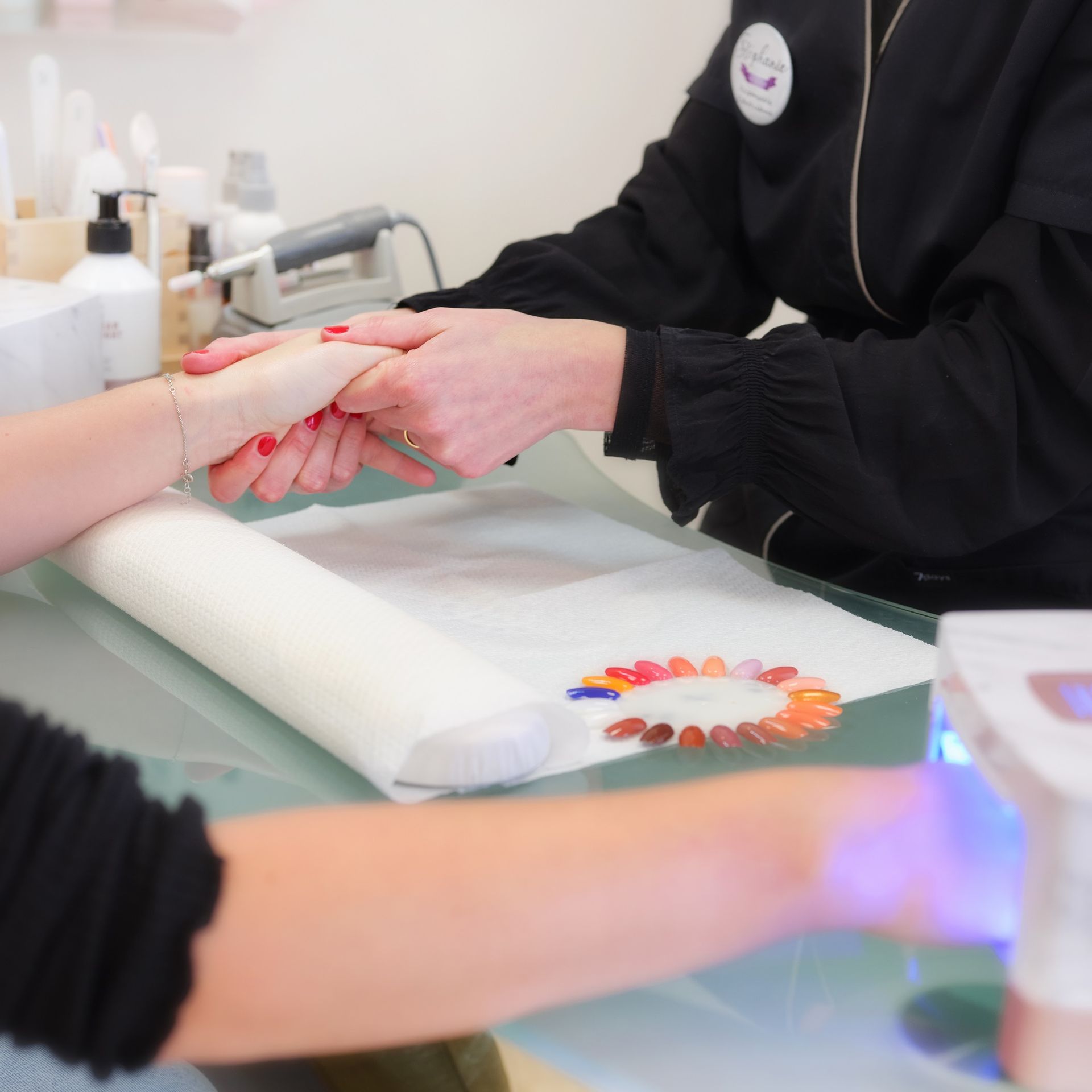 Un homme fait une manucure à une femme à une table