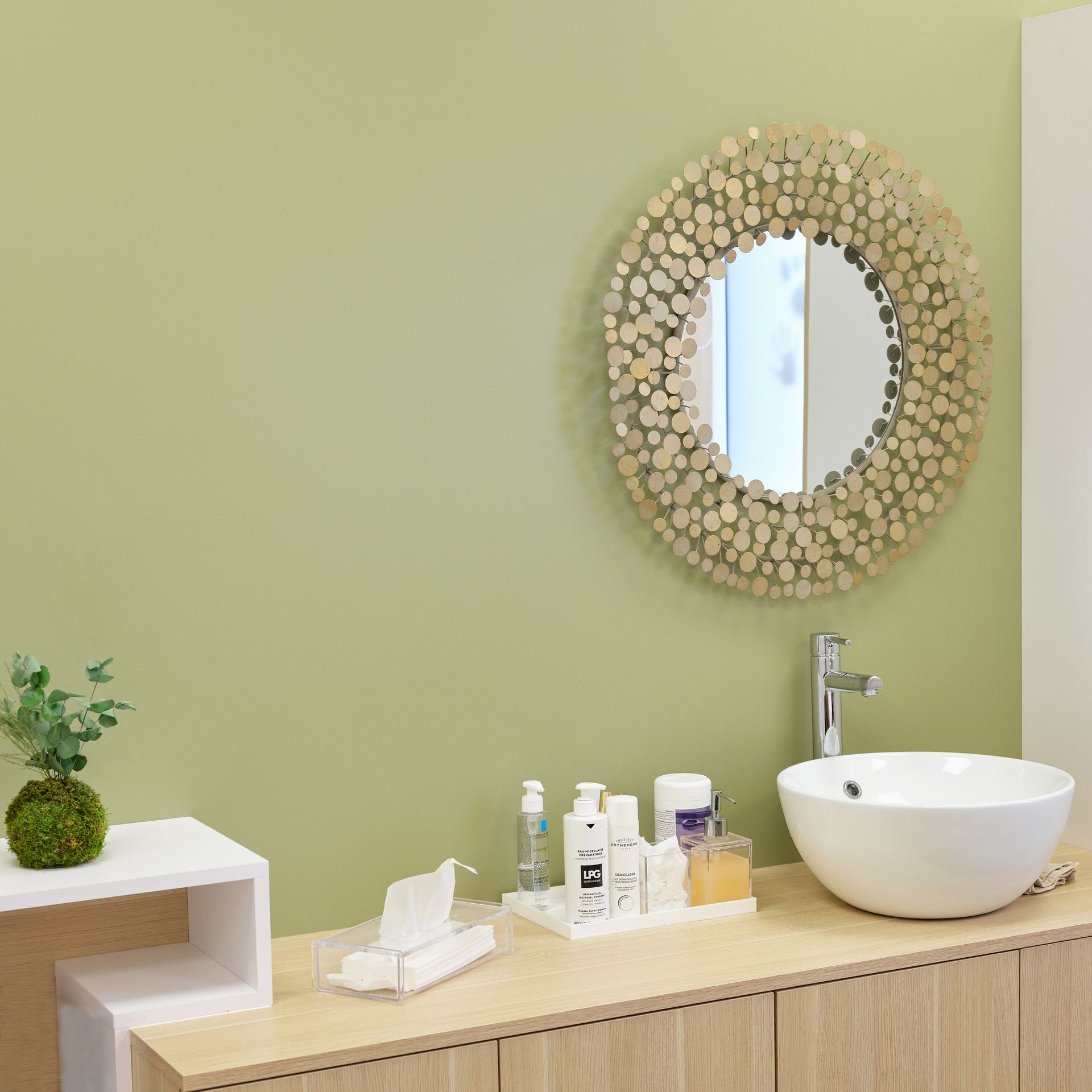 Une salle de bain avec un lavabo et un miroir au mur