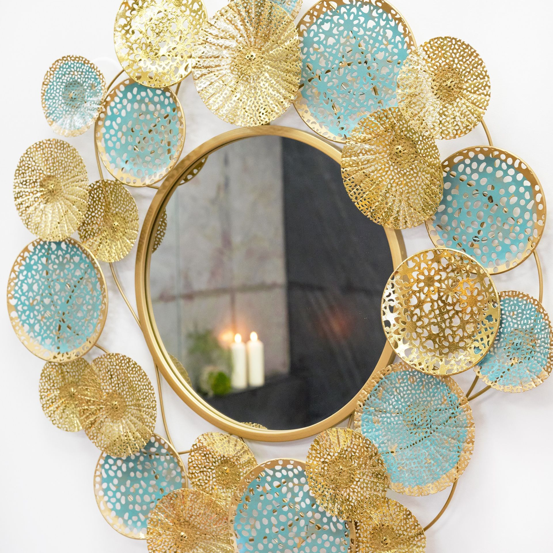 Un miroir entouré de cercles dorés et bleus