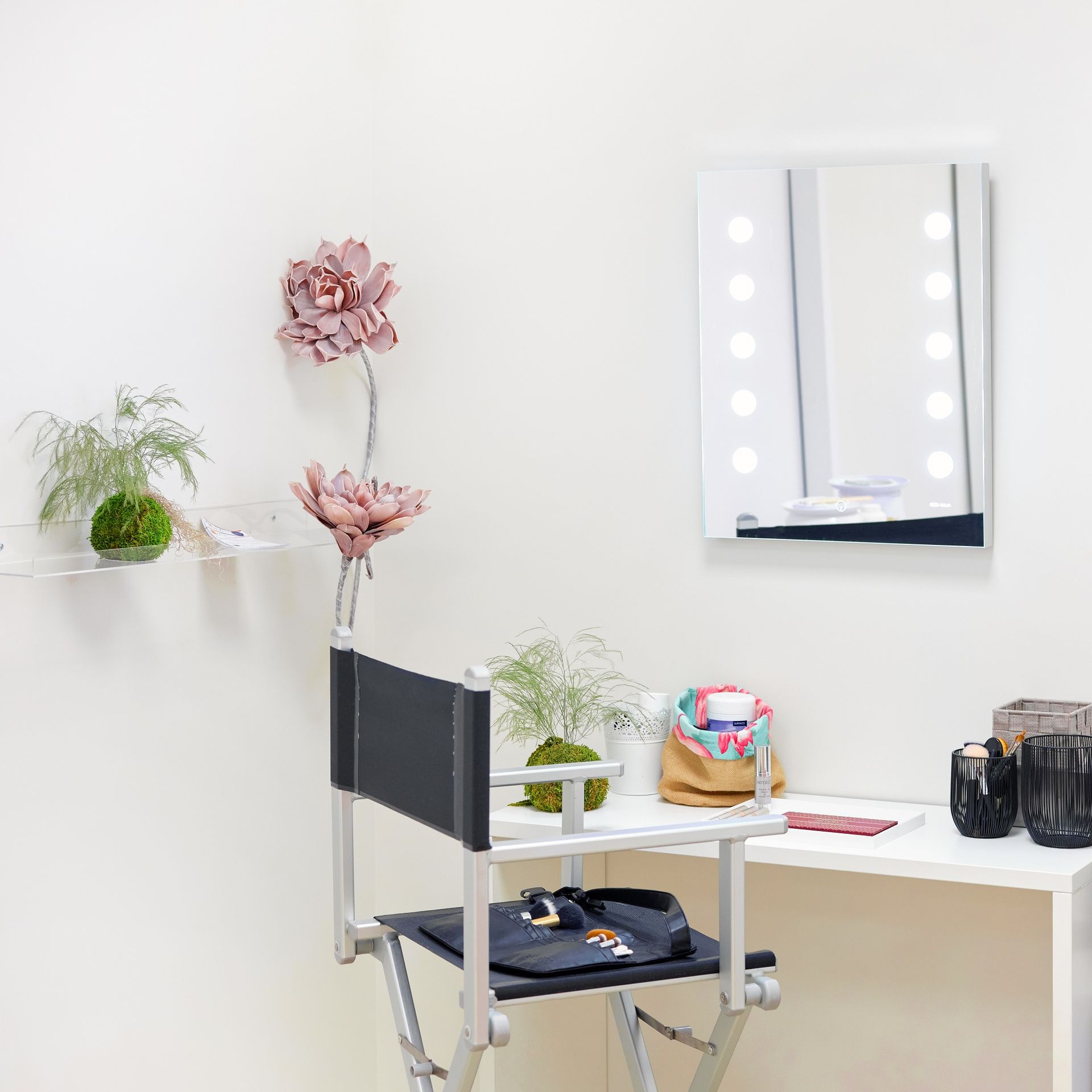 Une coiffeuse avec une chaise et un miroir au mur