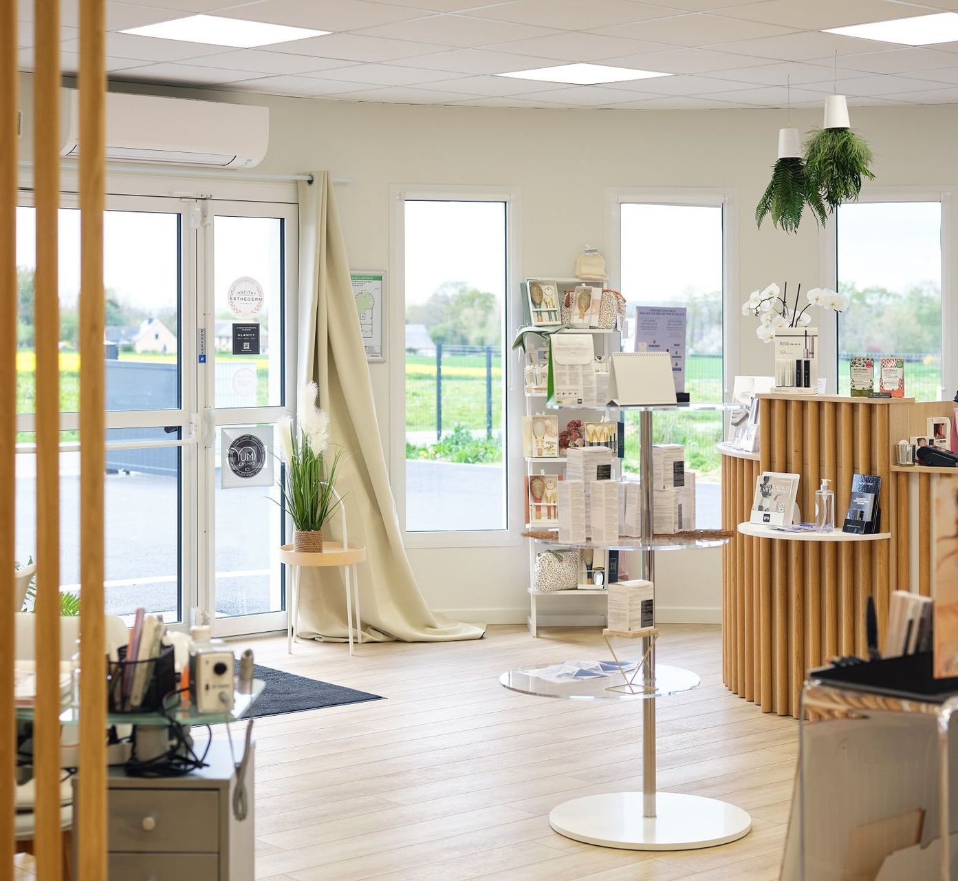 Une grande pièce avec beaucoup d'étagères et de tables