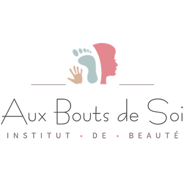 Un logo pour un salon de beauté avec le visage et les empreintes d'une femme.