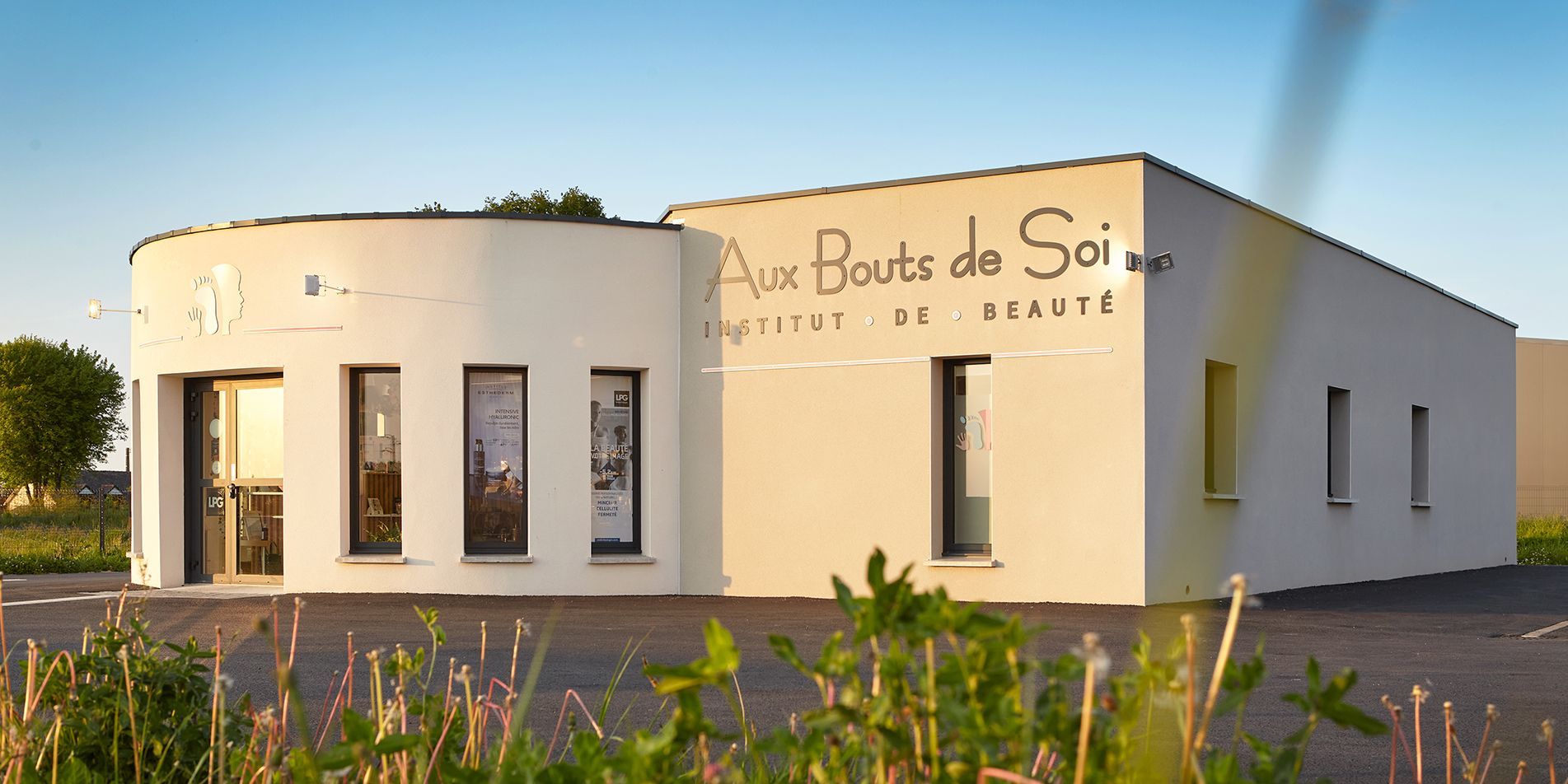 Un bâtiment blanc avec un panneau indiquant « au bout de soi »