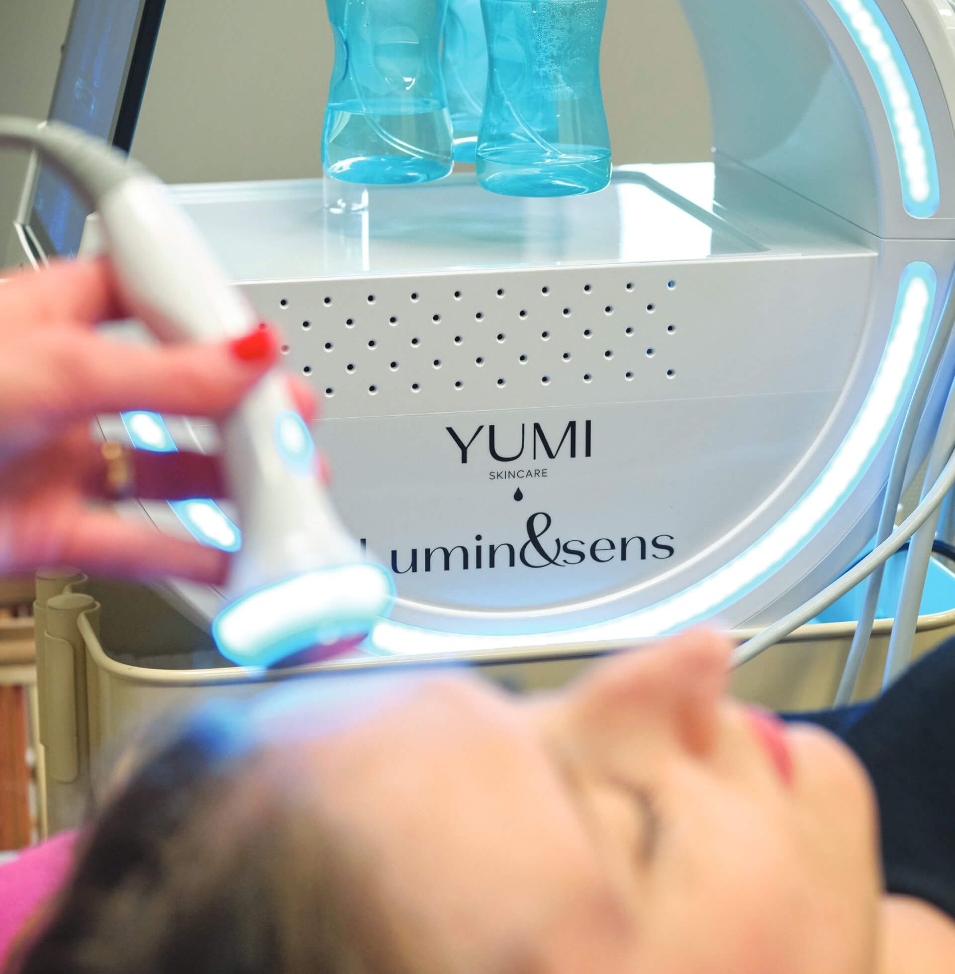 Une femme reçoit un traitement yumi sur son visage