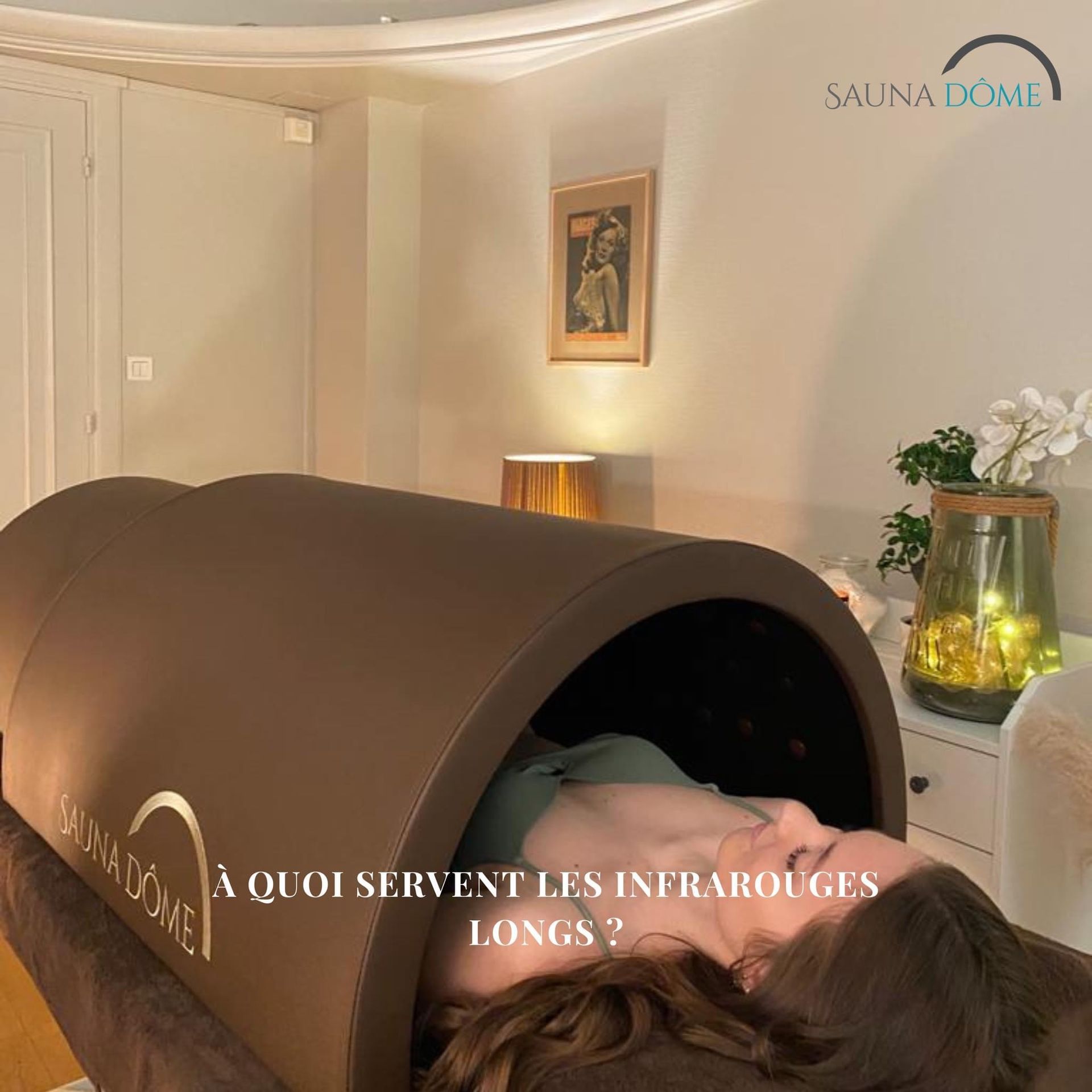 Une femme est allongée à l'intérieur d'un dôme de sauna