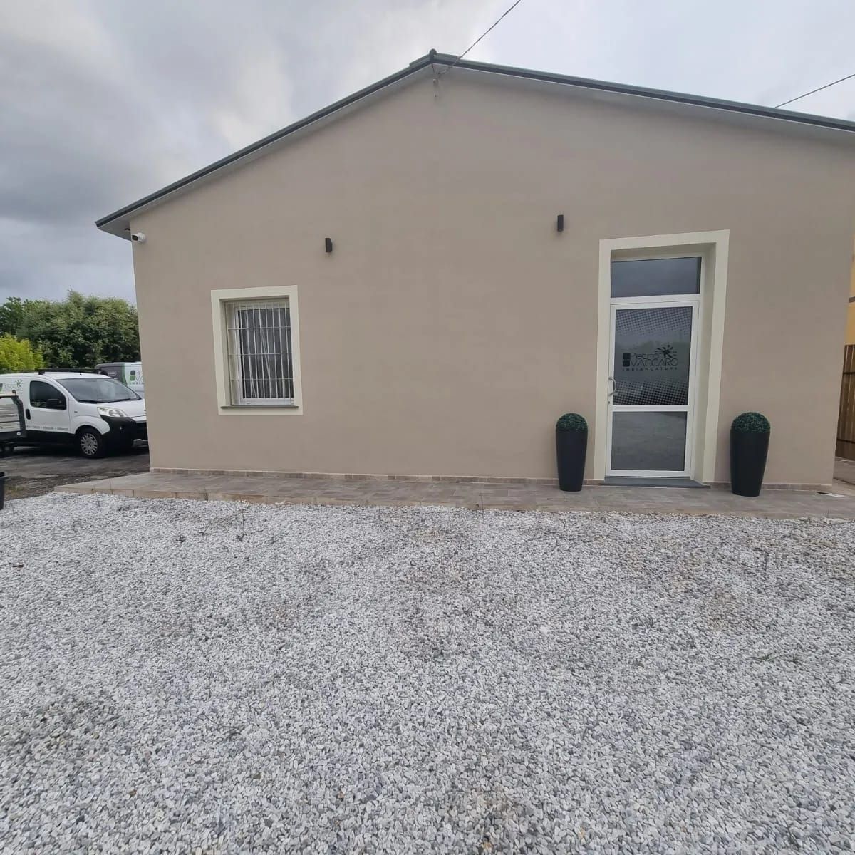 facciata di edificio tinteggiato di giallo