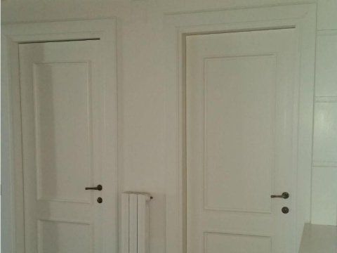 due porte in legno bianco