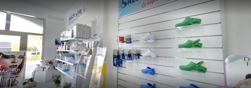 scaffali che espongono pantofole ortopediche