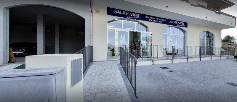 esterno di una parafarmacia di Villaurbana Oristano