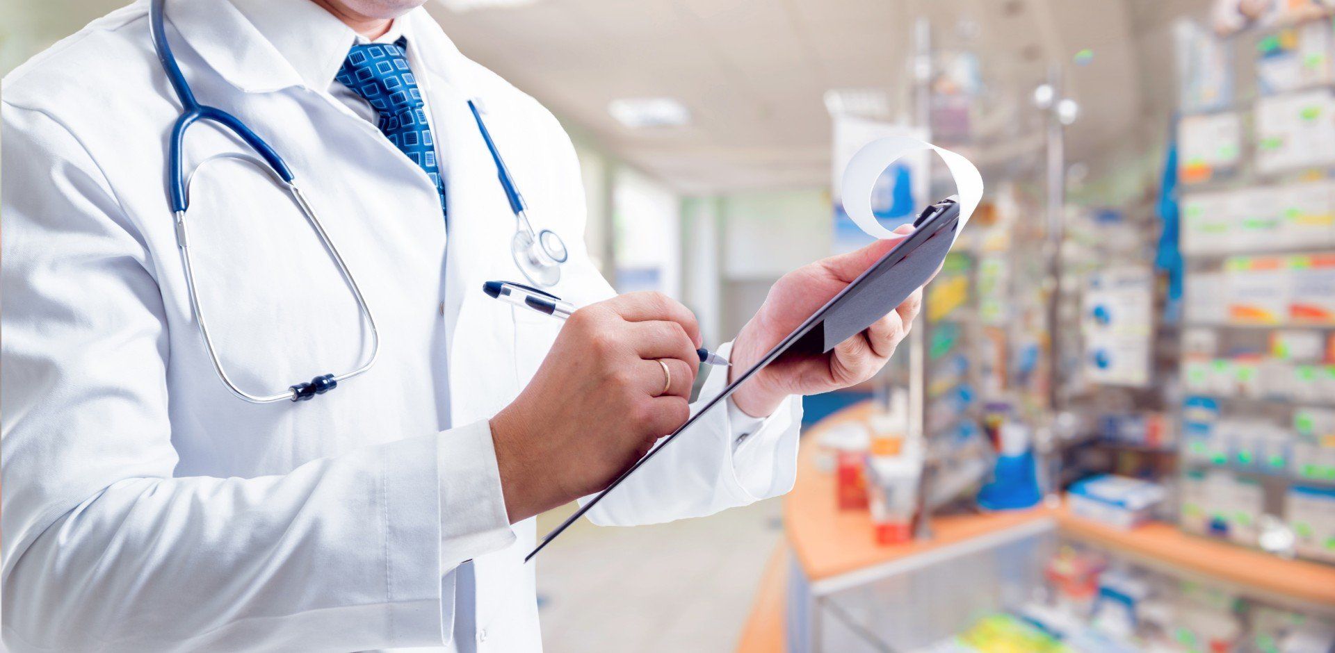 Farmacista che prende appunti in farmacia