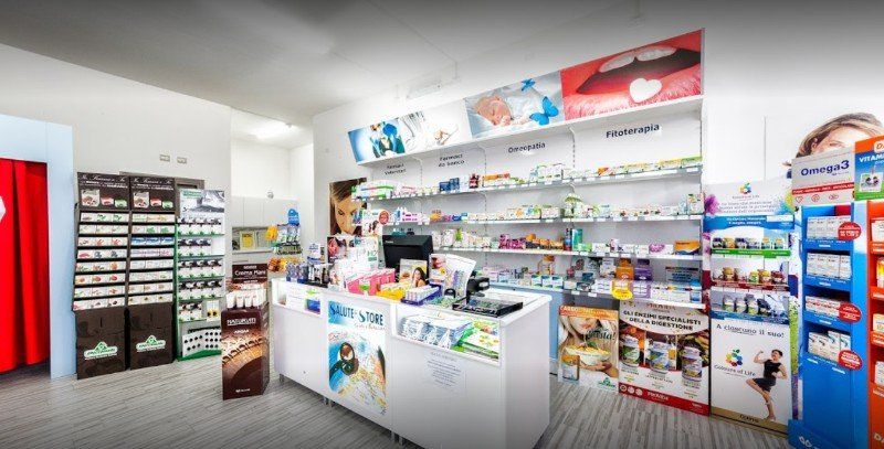 bancone e scaffali di una farmacia