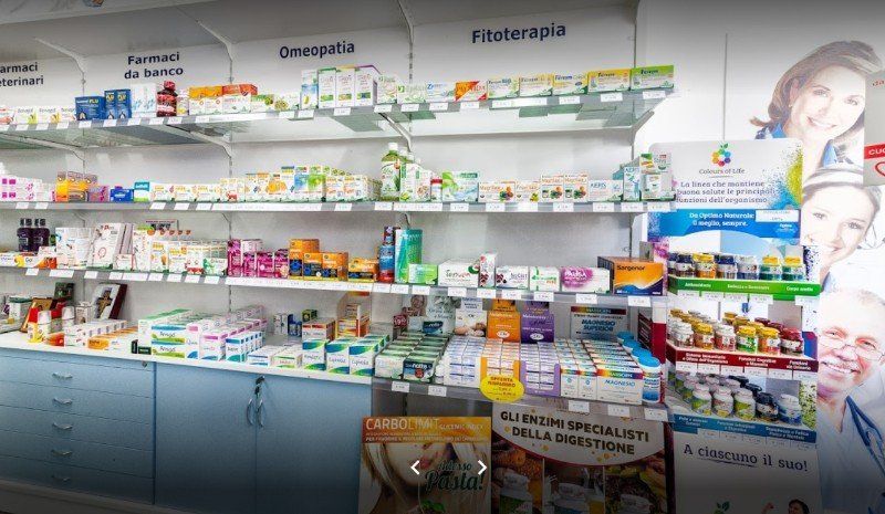 scaffali di prodotti fisioterapici ed omeopatici