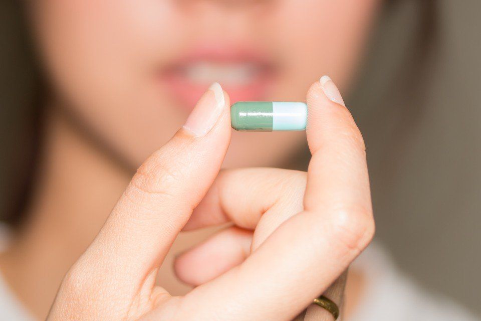Donna in procinto di prendere una pillola