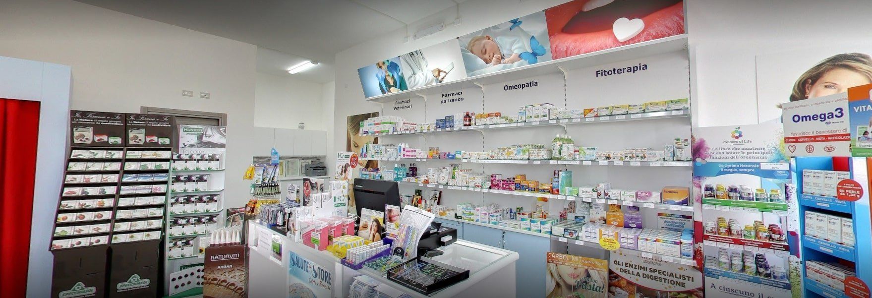 bancone di una parafarmacia con prodotti omeopatici