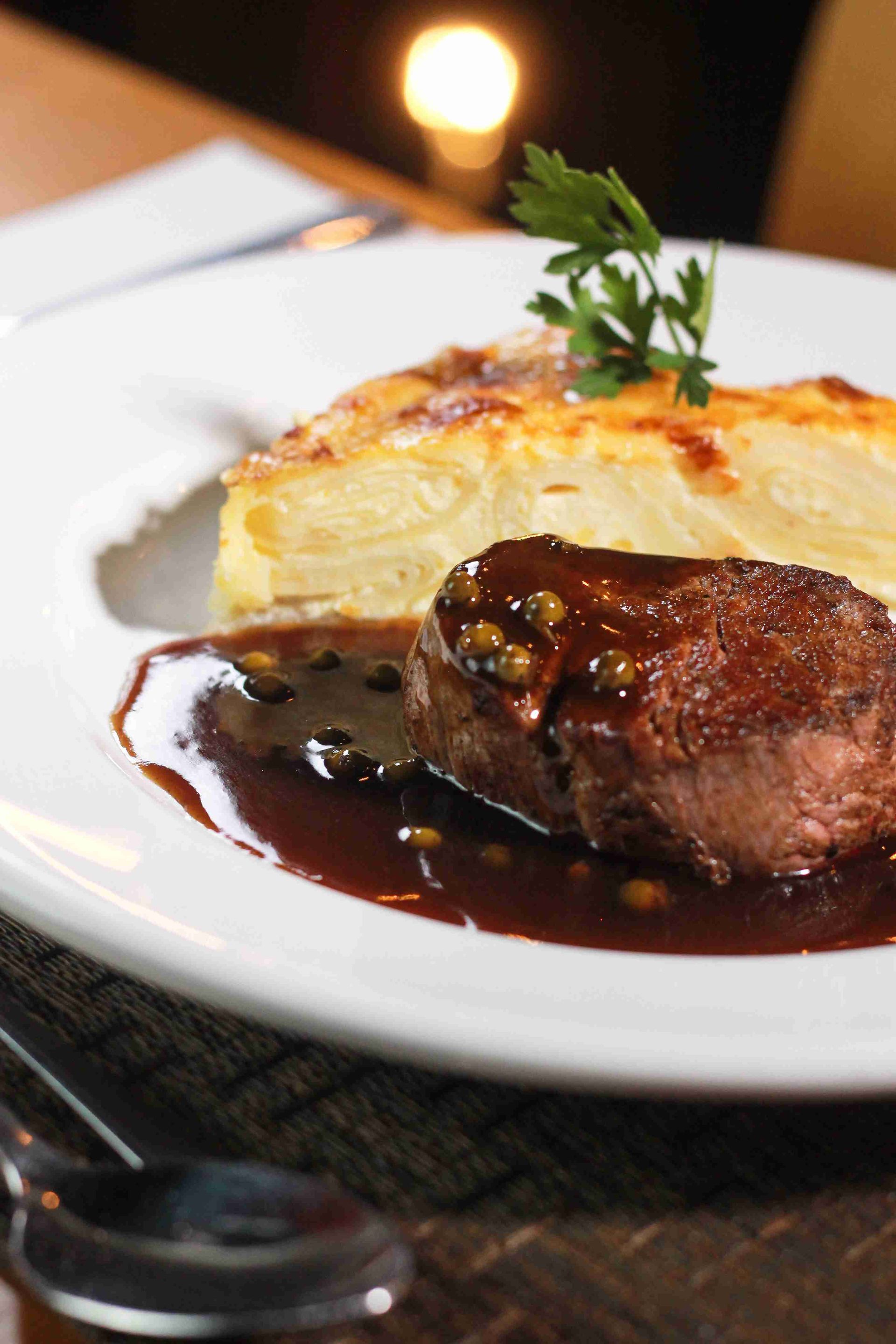 Medalhão de filé mignon com molho de pimenta e batata gratinada servido em restaurante à la carte no resort all inclusive Enotel Porto de Galinhas.