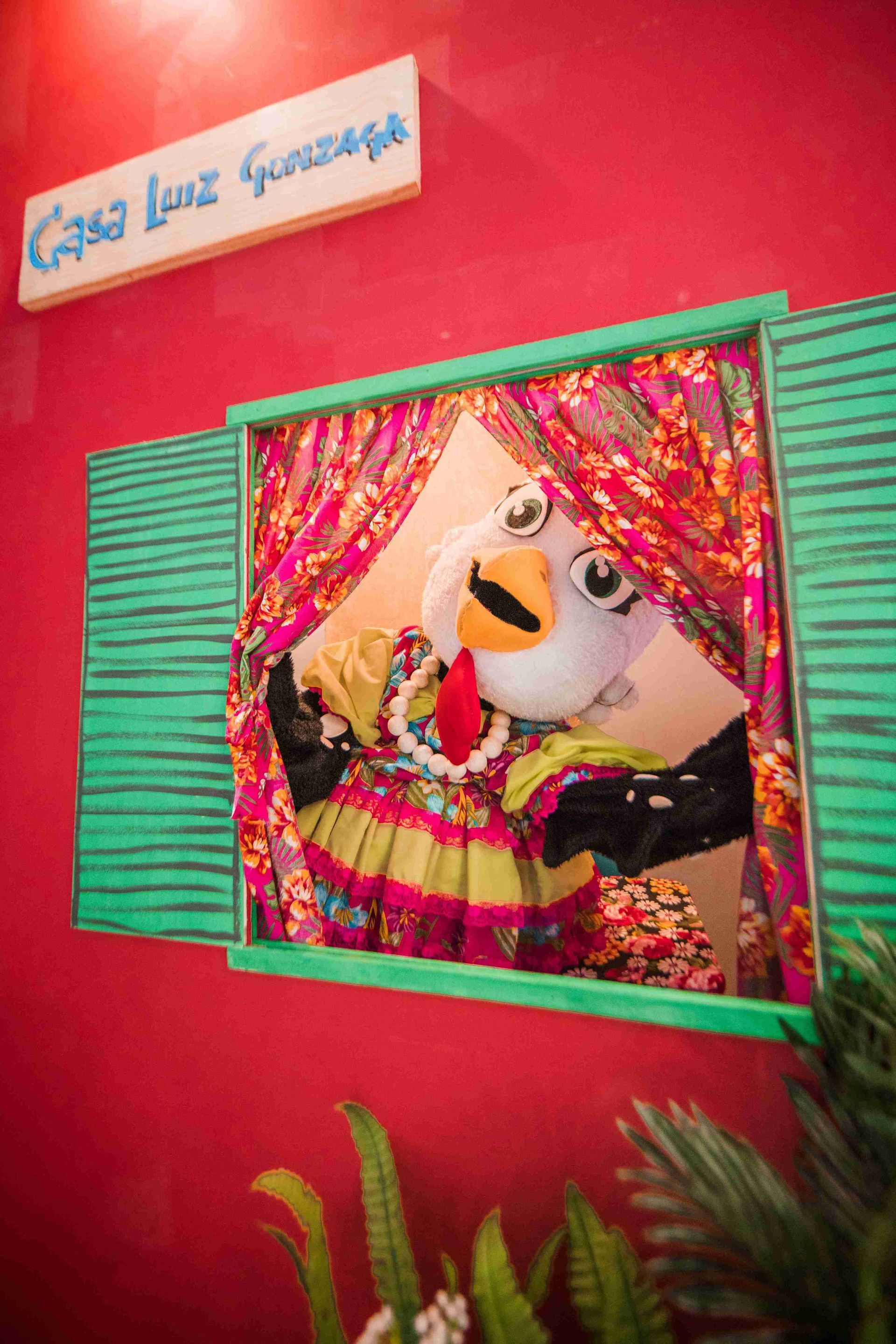 Mascote na janela da Casa Luiz Gonzaga durante a Festa Junina do Enotel Porto de Galinhas