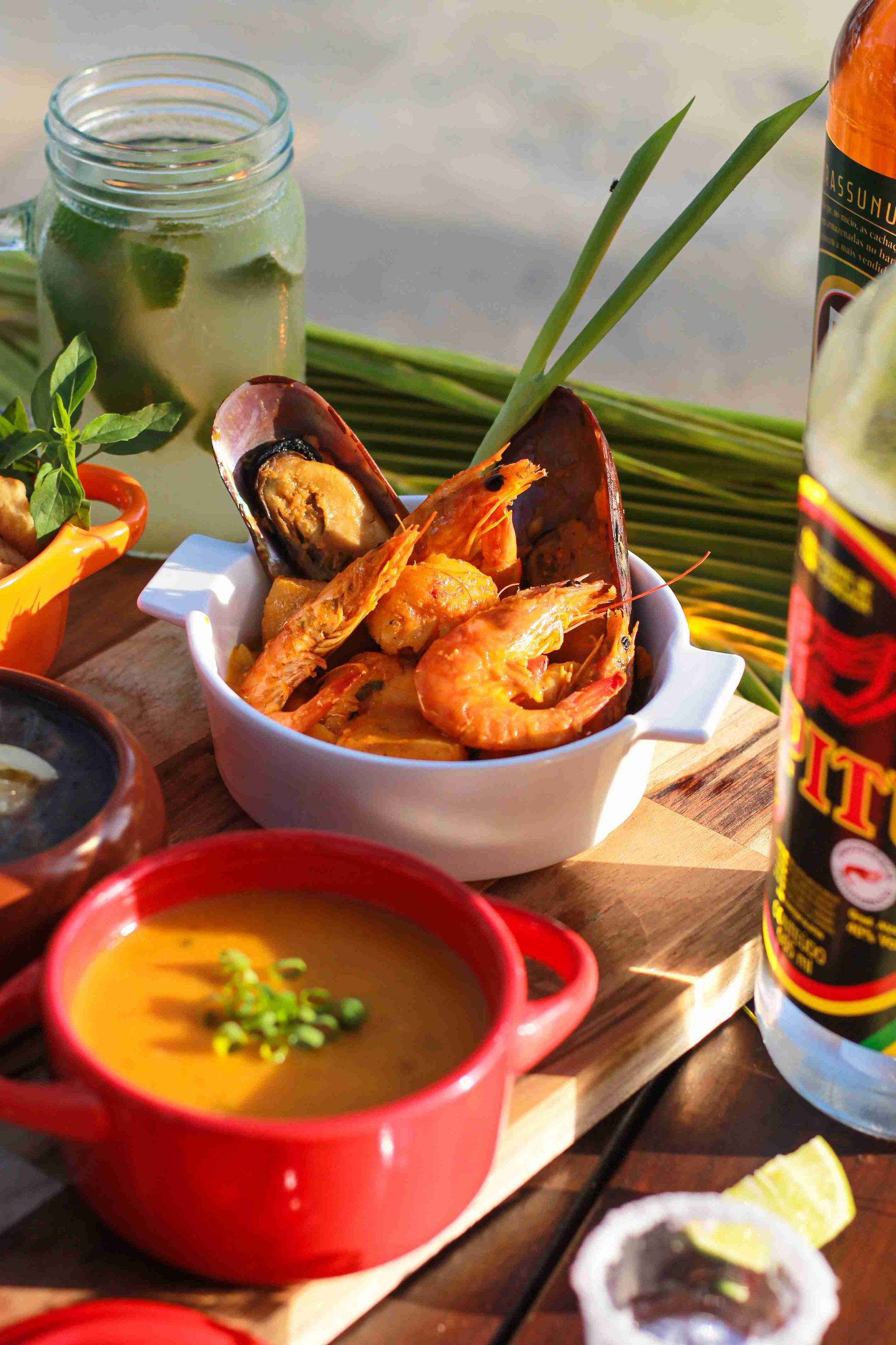 Prato com camarões grelhados e mexilhões servido com drinks tropicais na gastronomia all inclusive do Enotel Porto de Galinhas
