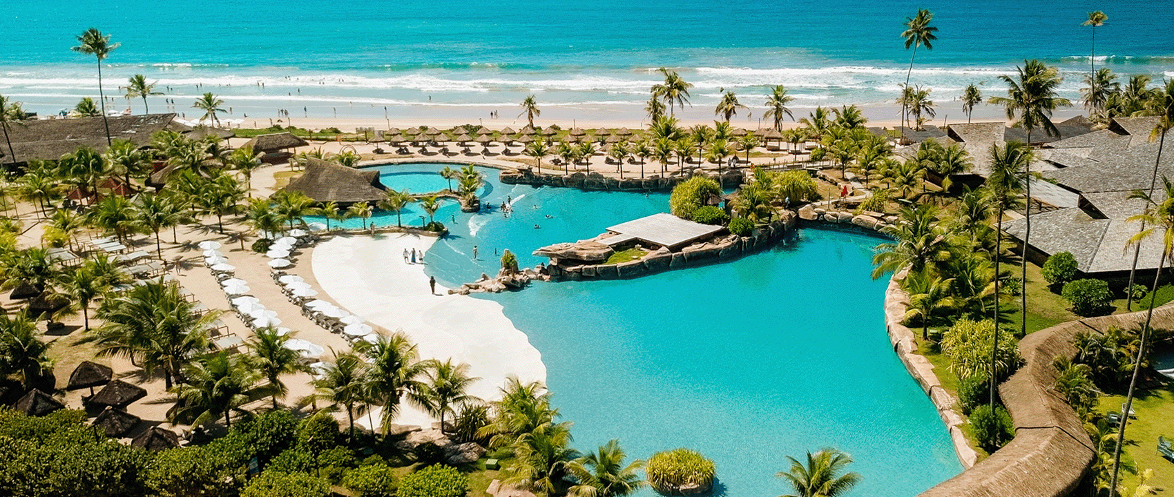 Vista aérea da piscina de ondas com praia artificial e orla do Enotel Porto de Galinhas