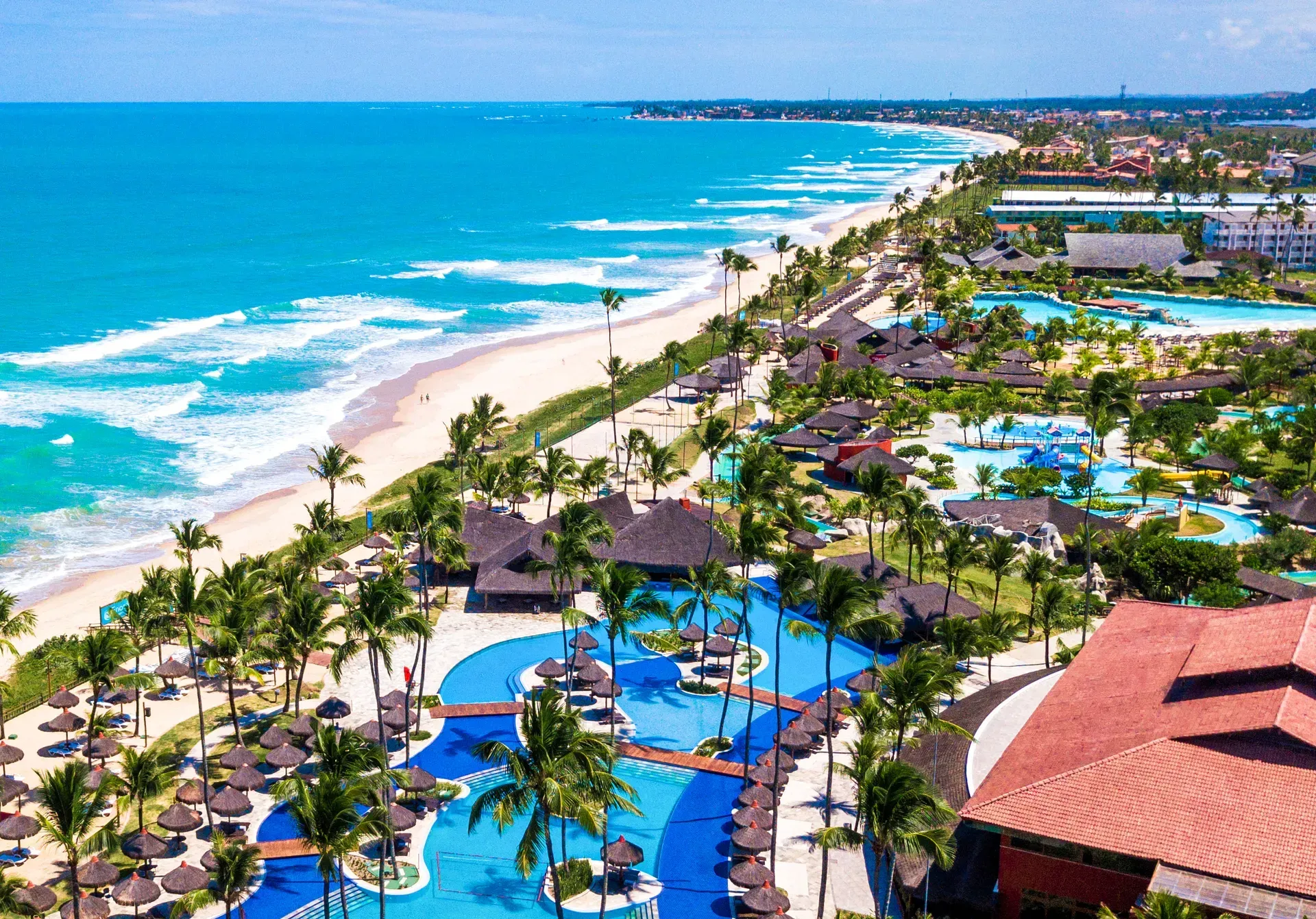 Vista aérea das piscinas e praia do resort Enotel Porto de Galinhas em Pernambuco
