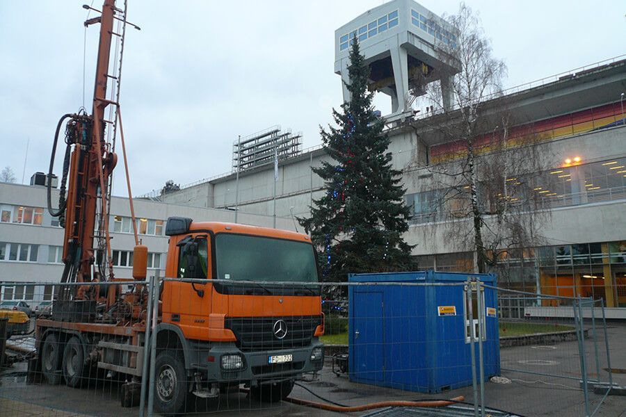 Бурение скважин. Ремонт глубокой скважины. Понижение уровня воды на строительной площадке