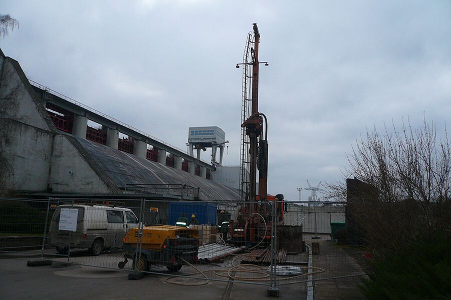 Самотечная глубинная скважина. Фонтанирующая скважина. Реновация колодцев, восстановление колодцев, ремонт колодцев, ликвидация колодцев