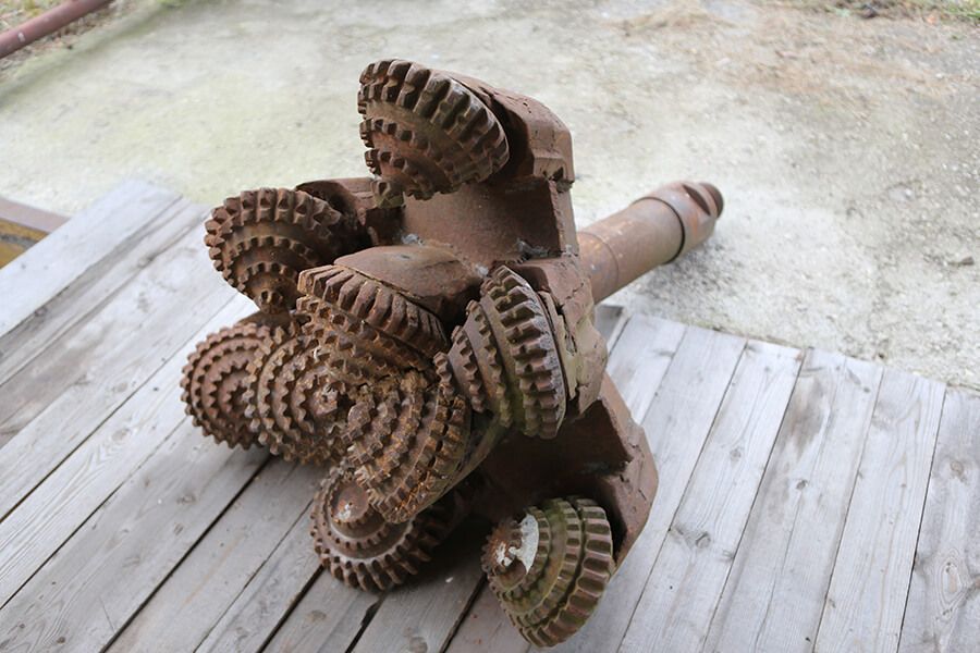 Артезианские колодцы. Глубинный колодец. Глубокие артезианские скважины. Бурение артезианских колодцев.