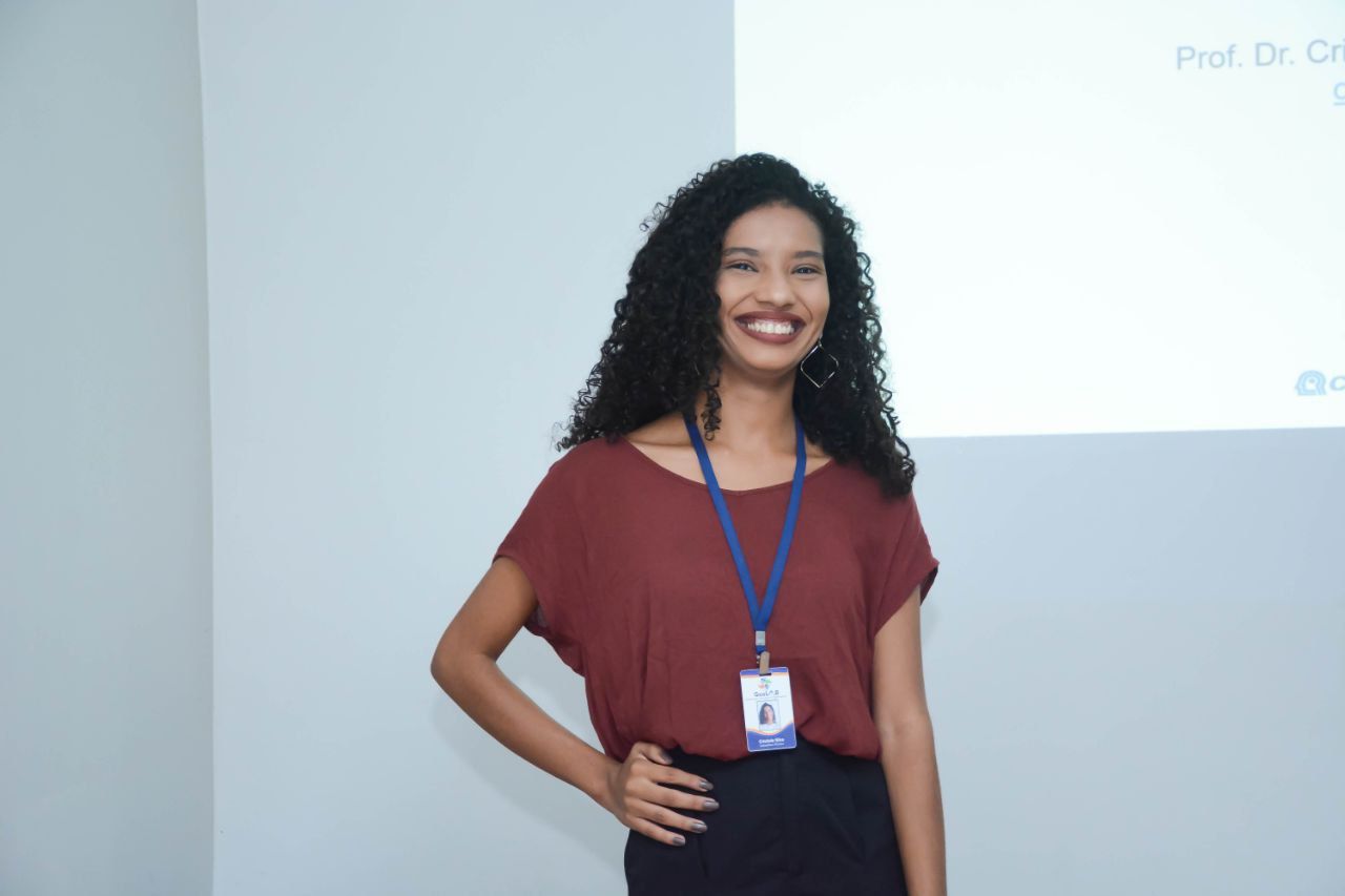 Uma mulher usando um cordão com o número 15