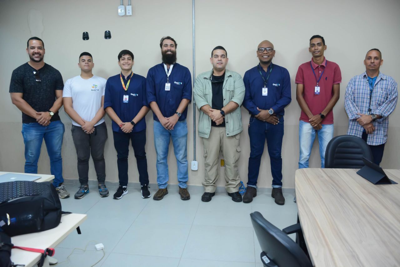 Um grupo de homens parados um ao lado do outro em uma sala.