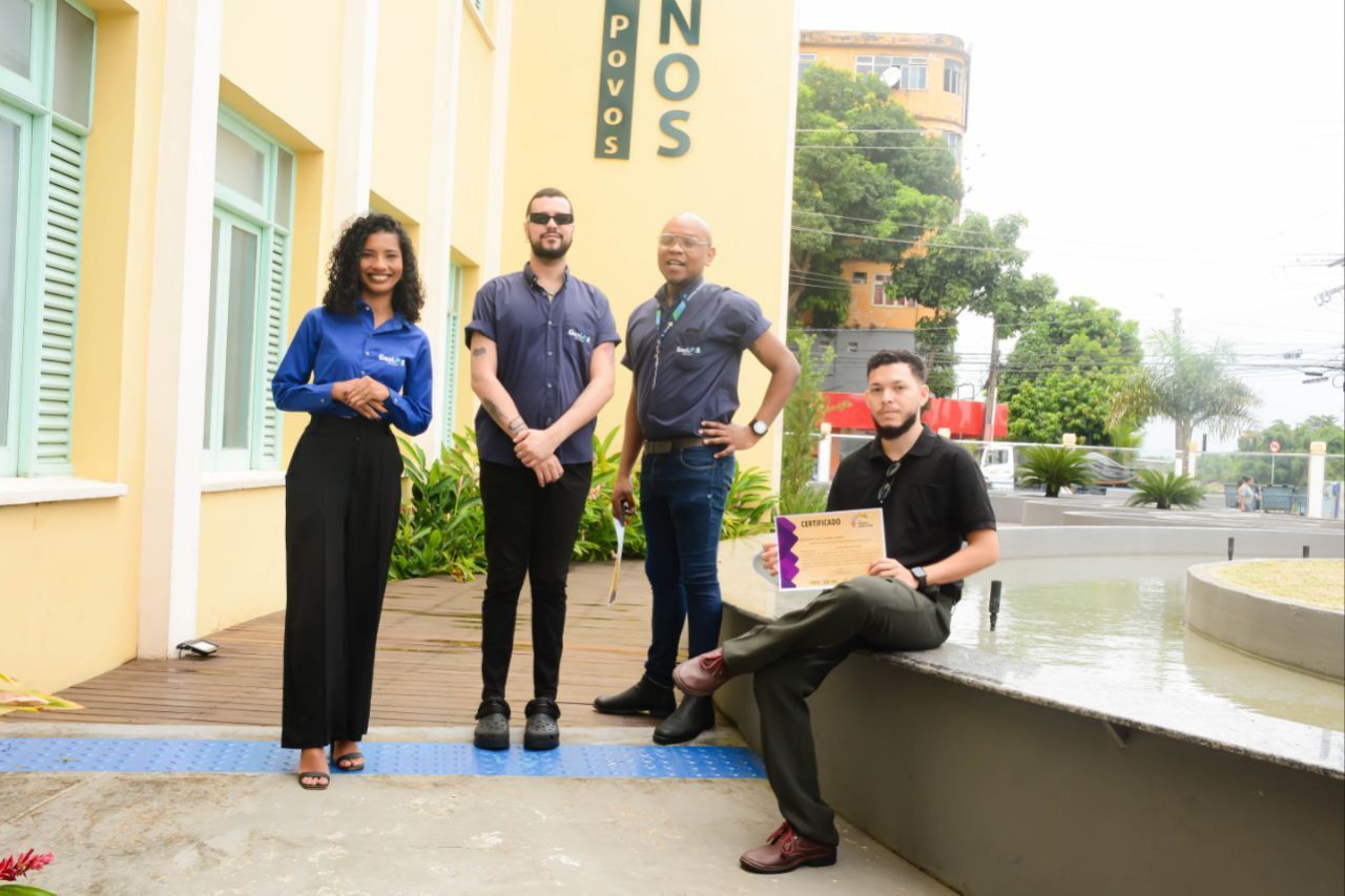 Um grupo de pessoas está parado em frente a um prédio.