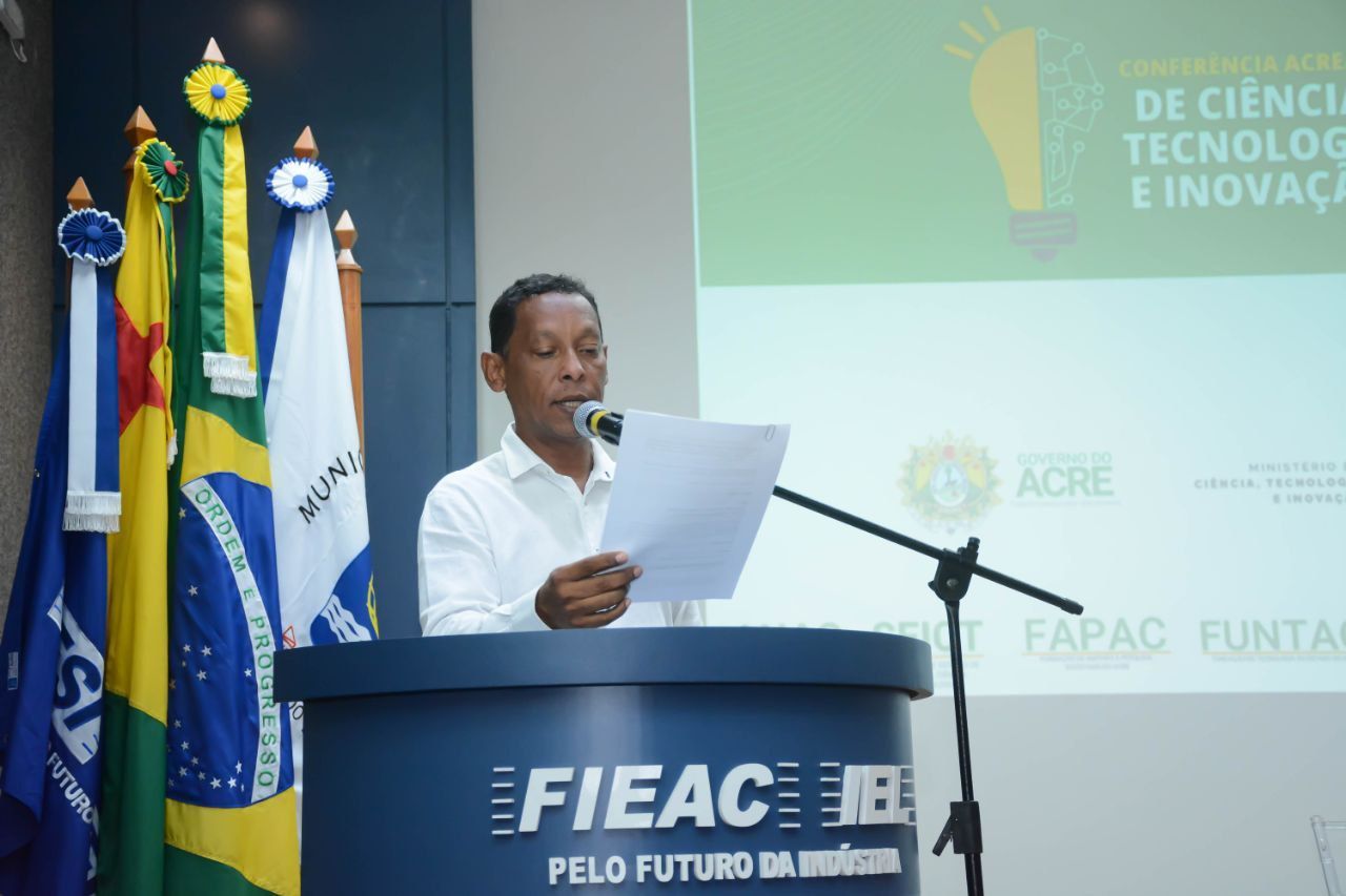 Um homem está em um pódio que diz fieac nele