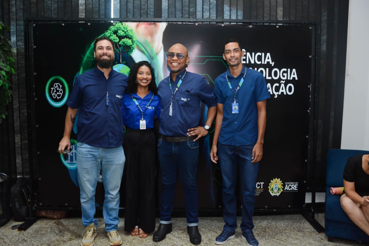Um grupo de pessoas em pé na frente de uma placa que diz ciencia