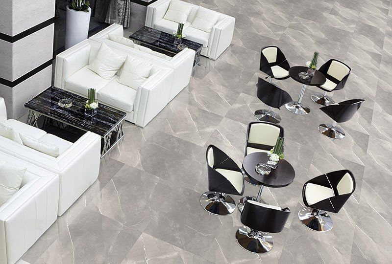 salone con pavimento grigio cemento