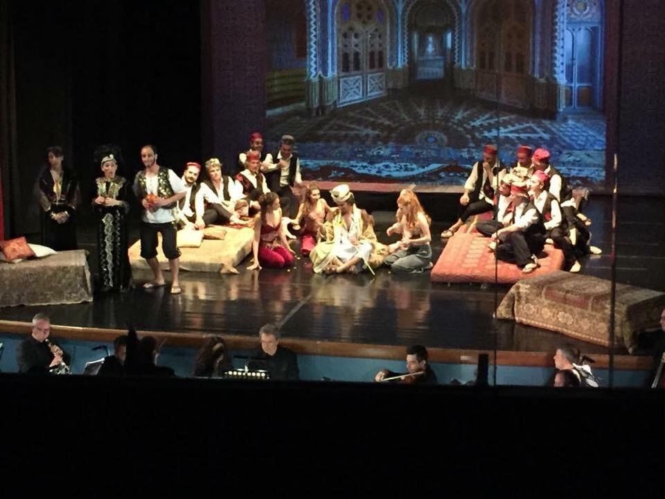 Musical con gente disfrazada