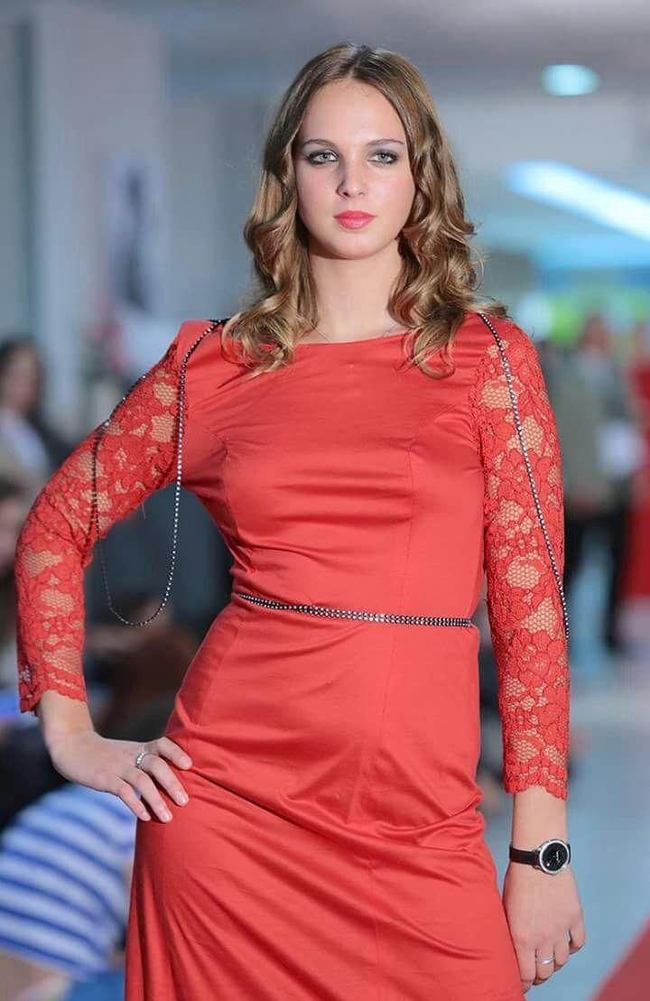 Modèle avec robe faite à main sur podium