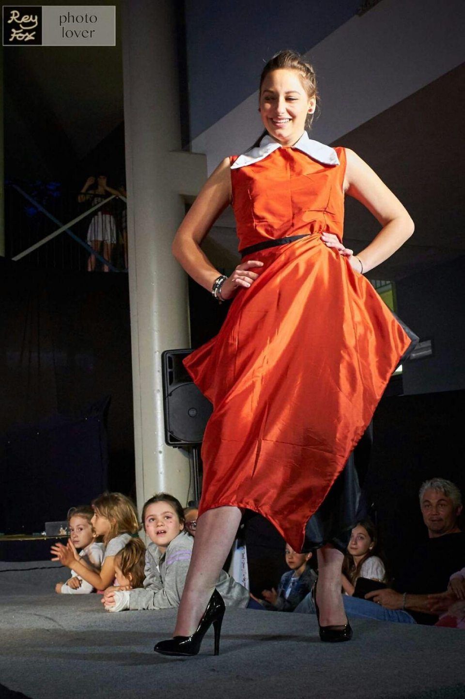 Modèle avec robe faite à main sur podium